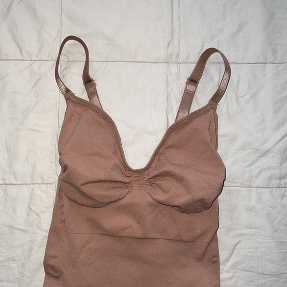 SKIMS SCULPTING BODYSUIT MID THIGH W. OPEN GUSSET - Picture 3 of 8